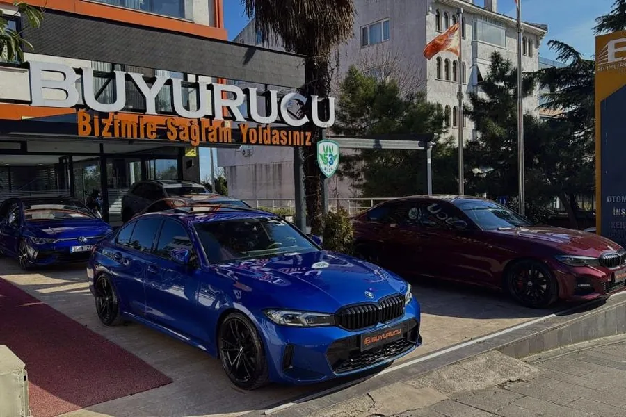 Buyurucu otomotiv galerisinde sergilenen araçlar
